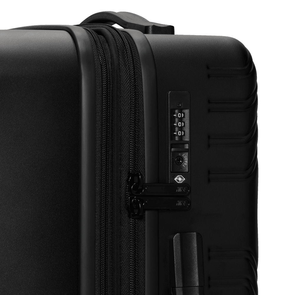 Nike 22 IN Hardshell Luggage
