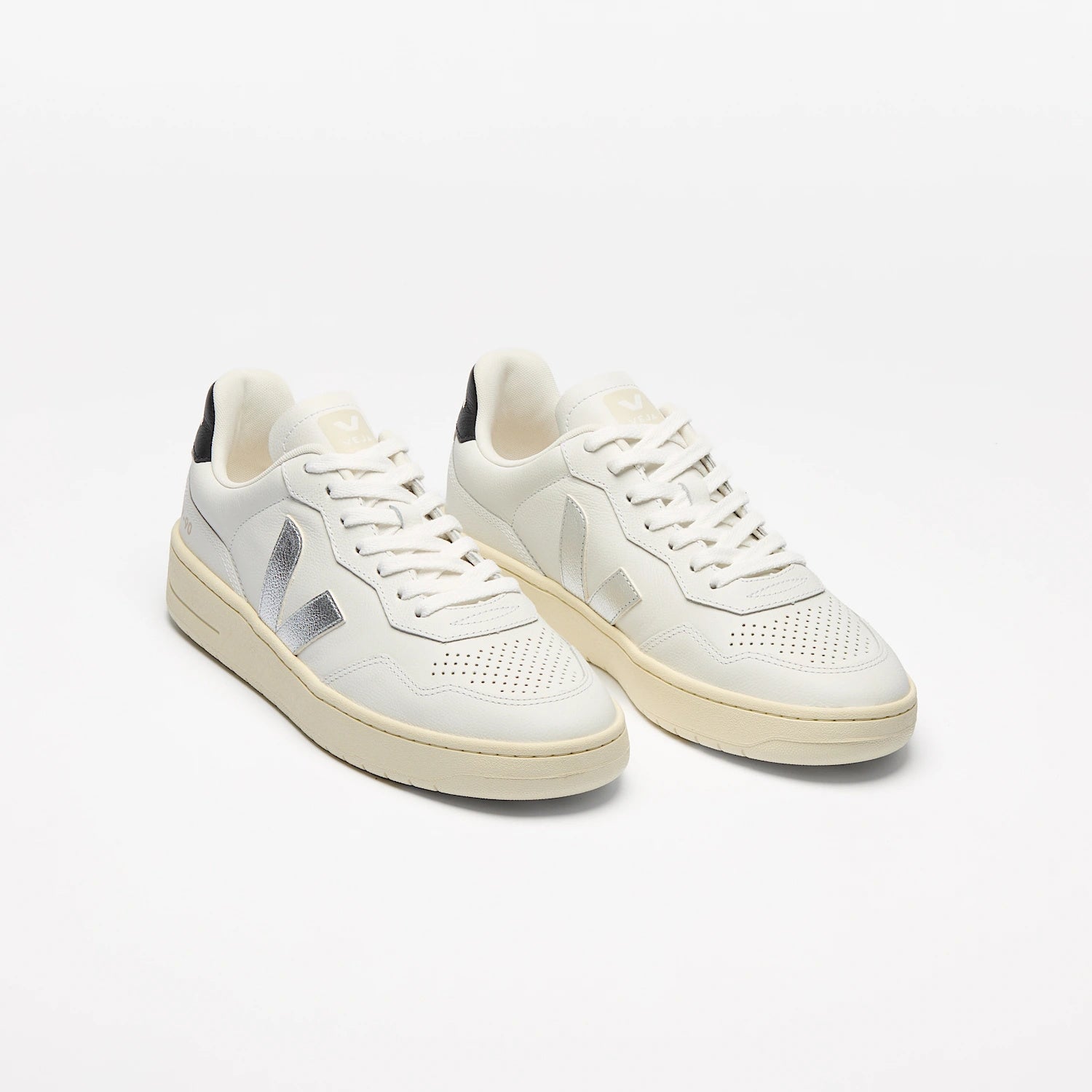 Veja V-90 Leather 